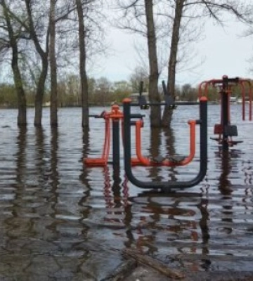 В Киеве снова начал подниматься уровень воды