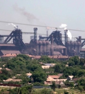 «Будівлі складалися та сипалися від авіаударів». Як оборонялися та виживали  на заводі імені Ілліча в Маріуполі