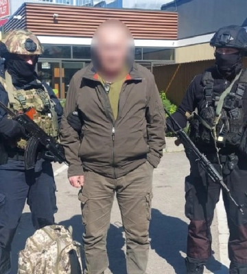 У центрі Сум затримали наркокур’єра і дилерів