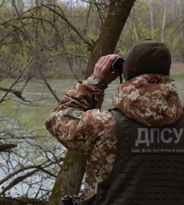 На Закарпатті неподалік кордону з річки дістали потопельника в гідрокостюмі (ФОТО)