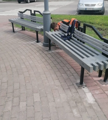 У Полтаві встановили нові лавки та клумби біля старого годинника на Каштановій алеї