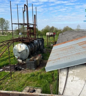 Підпільний завод на Львівщині: зловмисники виготовляли та продавали низькоякісне бензин, - ФОТО