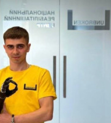 Захисник із Київщини з біонічною рукою повернувся на фронт