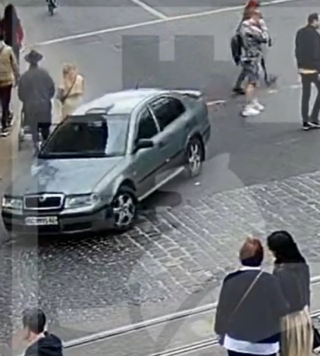 У центрі Львова водій Skoda ледь не в&#039;їхав у натовп людей на пішохідному переході, - ВІДЕО