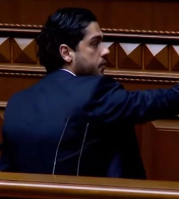 Лерос виграв суд у справі про відсторонення від засідань Ради за фак Єрмаку