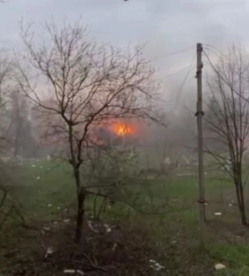 Украинские защитники показали попадания вражеской артиллерии в Бахмуте (видео)