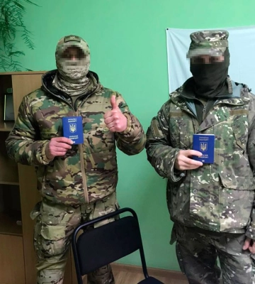 Закордонні паспорти для навчання військових видають позачергово в підрозділах ДМС