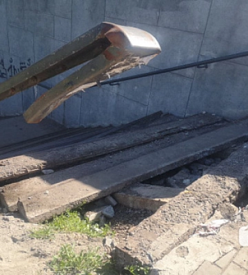 У Кривому Розі сходи для переходу під мостом – в аварійному стані: подробиці