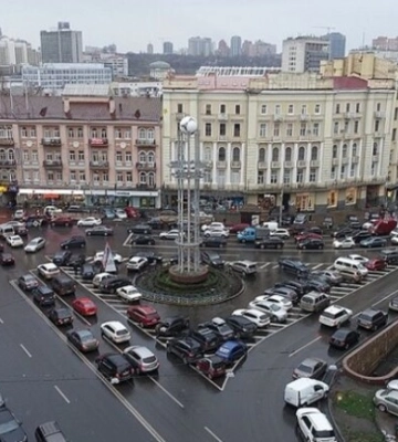 На одной из главных площадей Киева демонтируют конструкцию с футбольным мячом