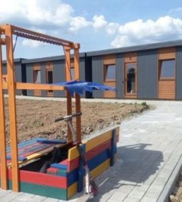 У селищі Середньому завершено зведення 12 модульних будинків для потреб ВПО