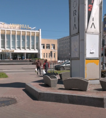 Нові лавки та вуличні вазони встановили біля годинника на Каштановій алеї