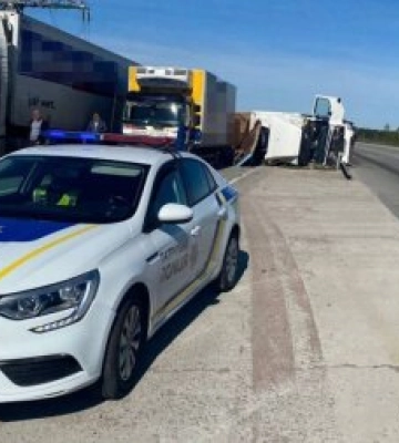 Поблизу Сонячного перевернулася вантажівка, водій наїхав на колесовідбійник