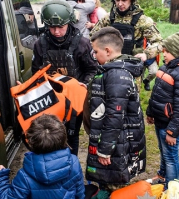 Батько загинув від обстрілу. З селища Донеччини, що за 10 км від лінії фронту, вивезли п&#039;ятьох дітей