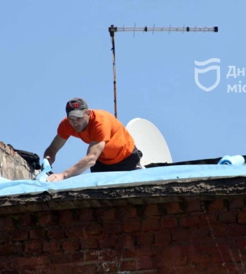 У Дніпрі на вулиці Усенка ремонтують міжпанельні шви