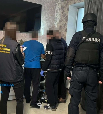 Погрожували та били: у Дніпрі злочинна група вимагала від бізнесмена 55 тисяч доларів