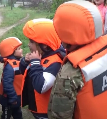 Батько загинув від обстрілу. З селища Донеччини, що за 10 км від лінії фронту, вивезли п&#039;ятьох дітей