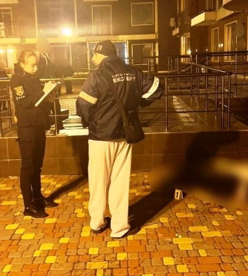 В Одесі жінка з дитиною випали з балкону багатоповерхівки
