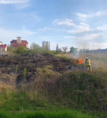 На Рівненщині горіли суха трава, чагарники та будівельне сміття (ФОТО)