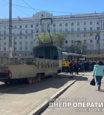 У Дніпрі на Вокзальній площі трамвай зійшов із рейок