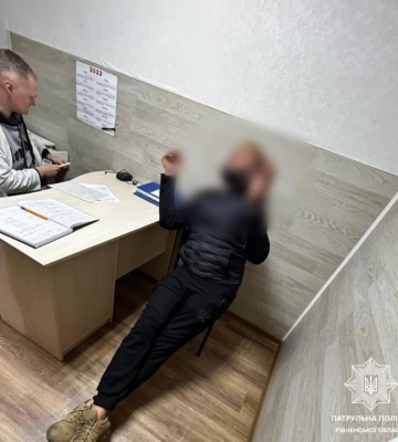 Кричав, втікав та рвав адмінматеріал: поблизу Рівного патрульні виявили водія з ознаками алкогольного сп’яніння