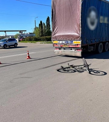У Сумах вантажівка збила велосипедиста