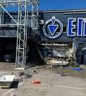 Росіяни вдарили по «Епіцентру» в Херсоні, є загиблі