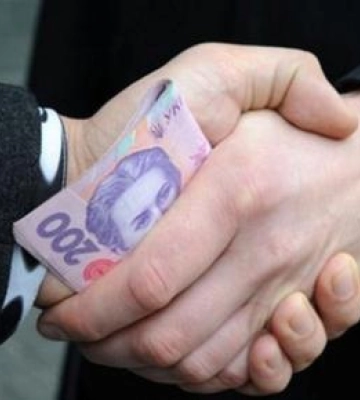 Систематично брав хабарі: декану полтавського університету повідомлено підозру