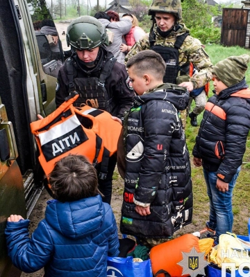Донеччина: Із прифронтового Ямполя евакуювали родину з 5 дітьми, у яких загинув батько