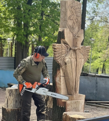 Житомирський десантник виготовляє з дуба витвір із емблемою рідної 95-ї бригади. ФОТО