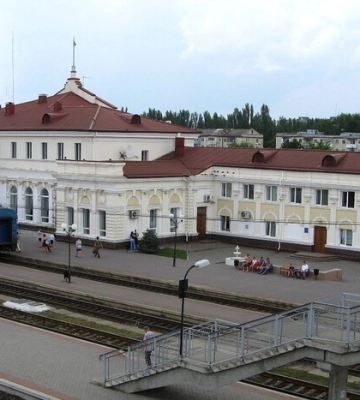 Ворог вдарив по залізничному вокзалу Херсона: є загиблі та поранені