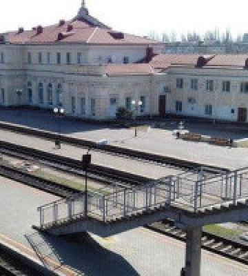 Ворог знову завдав удару по Херсону, потрапляння зафіксовано у залізничний вокзал міста