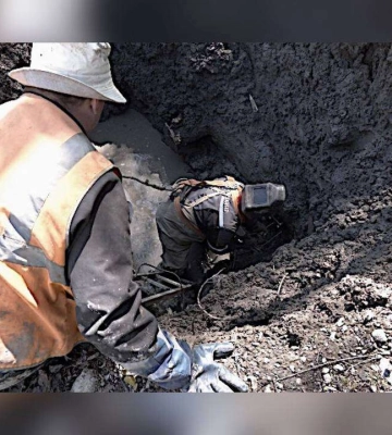 У Дніпрі на Володимира Антоновича лагодять пошкоджену трубу