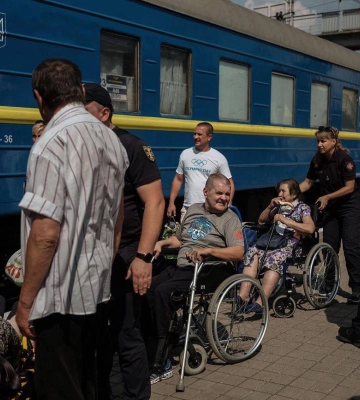 Оккупанты обстреляли железнодорожный вокзал Херсона, есть жертва и раненые