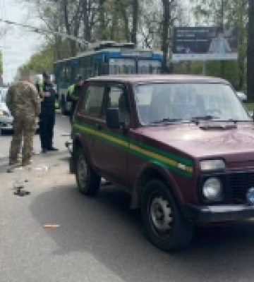 У Рівному мотоцикліст влетів у автівку, його госпіталізували