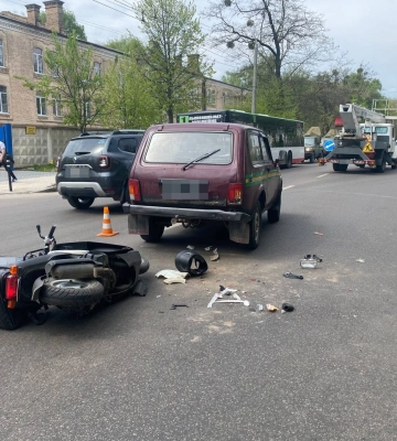 Мотоцикліст у Рівному врізався в авто військових