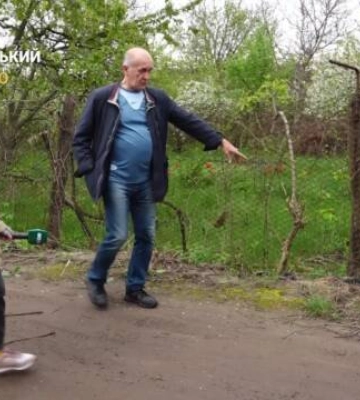 Сусідські війни. У Кропивницькому зрізали квітуче дерево зрізали в одному з садівничих товариств (відео)