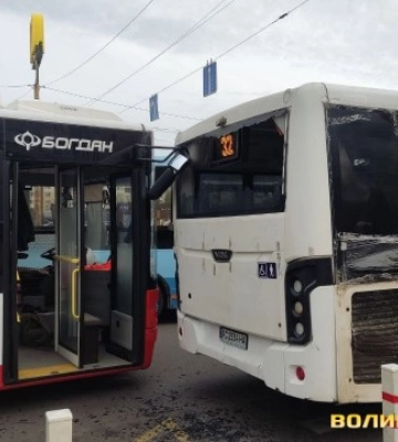 Біля «Там Таму» у Луцьку тролейбус врізався в маршрутку