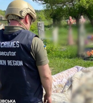 Під Куп’янськом правоохоронці ексгумували тіла подружжя, яке загинуло від обстрілу РФ