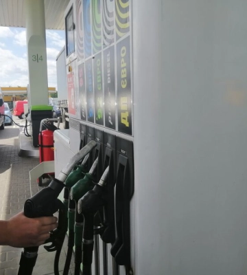 Бензин та дизель на АЗС України знову почав дешевшати: автогаз на колишньому рівні