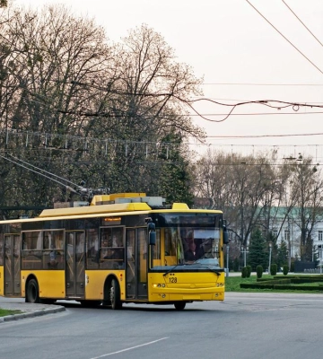 Кілька полтавських тролейбусів змінили маршрут через аварію на колекторі