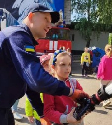 Будемо вогнеборцями: саме з такими словами більшість учнів 8-ї школи, що у Виноградові, залишали підрозділ рятувальників