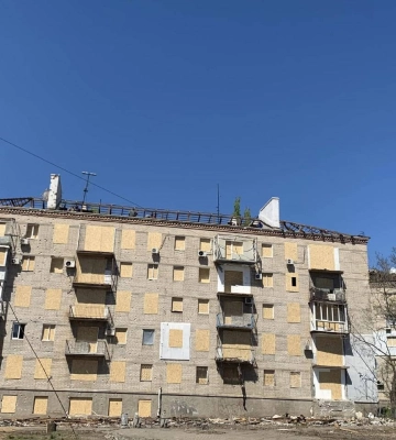 У Миколаєві почали відновлювати покрівлі будинків, що постраждали внаслідок обстрілу