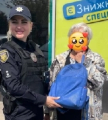 В Ужгороді патрульні допомогли 80-річній жінці повернути її речі