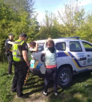 Поліція охорони Закарпаття затримала двох зловмисників за пограбування жінки