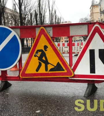 В Киеве на бульваре Павла Вирского произошел провал: движение транспорта ограничено