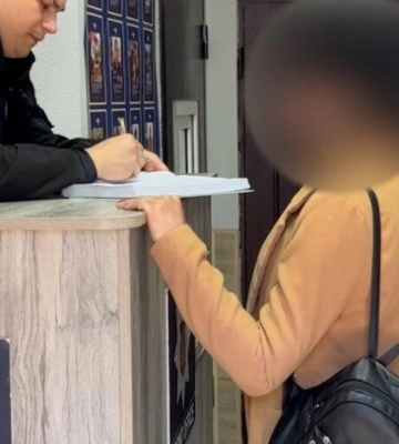 В Одесі жінка змішувала свого 9-річного сина мити фари авто на дорозі та випрошувати за це гроші у водіїв — поліція