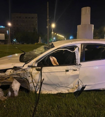 Виїхав на кільце і перекинувся: водій в реанімації