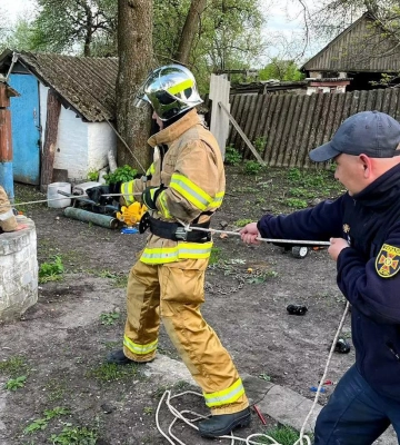 У Миргородському районі рятувальники витягли дитину з колодязя