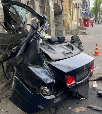 У Дніпрі авто розірвало навпіл у результаті ДТП (відео)