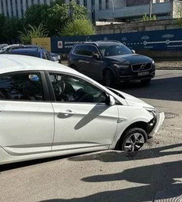 У Дніпрі автомобіль провалився під асфальт (Відео)